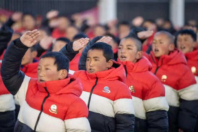珠峰脚下书声又起：西藏定日地震灾区孩子们如期开学(图5)