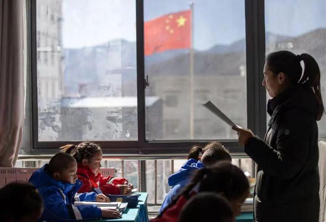 珠峰脚下书声又起：西藏定日地震灾区孩子们如期开学(图4)