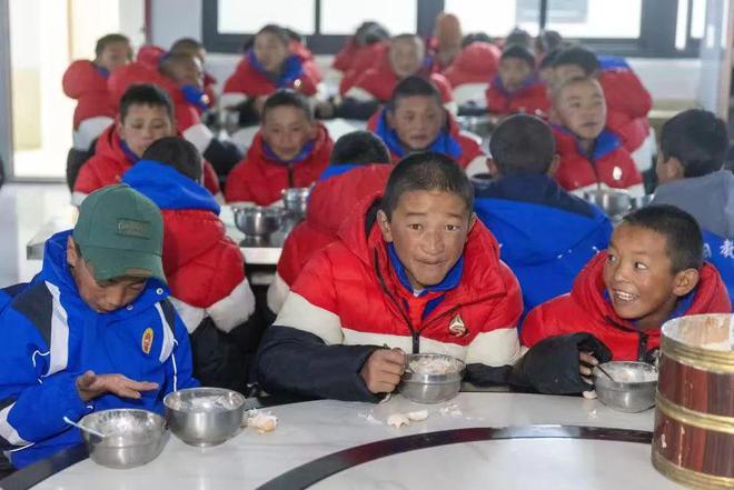 珠峰脚下书声又起：西藏定日地震灾区孩子们如期开学(图8)