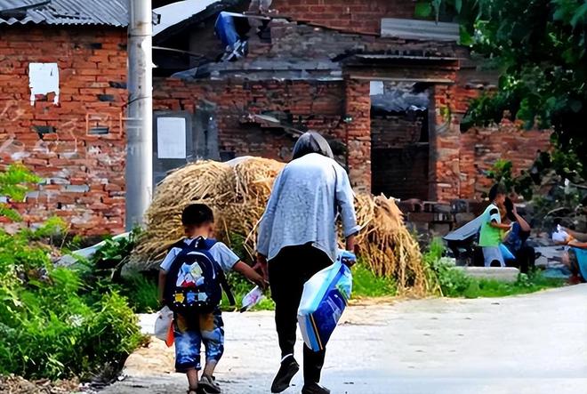 “寒假回家住的好憋屈”一张家庭照片揭露穷人家孩子的无奈(图9)
