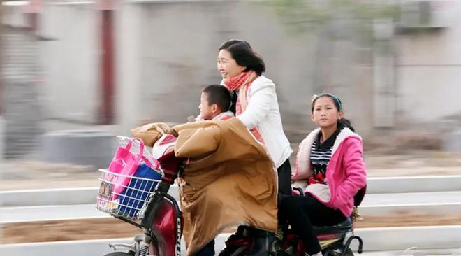 “寒假回家住的好憋屈”一张家庭照片揭露穷人家孩子的无奈(图14)