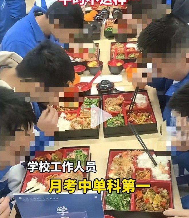 成都一中学餐厅设置“学霸就餐区”校方做出回应评论区吵翻天(图3)