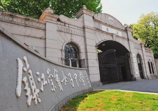 140岁的镇江“”崇实女子中学”赛珍珠在这长大蒋中正为它题字培养出许多民国气质淑女！(图1)