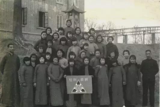 140岁的镇江“”崇实女子中学”赛珍珠在这长大蒋中正为它题字培养出许多民国气质淑女！(图3)