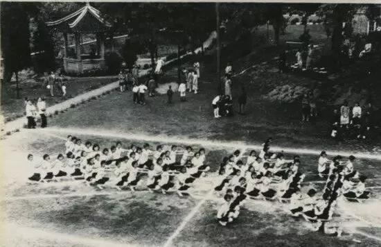 140岁的镇江“”崇实女子中学”赛珍珠在这长大蒋中正为它题字培养出许多民国气质淑女！(图5)