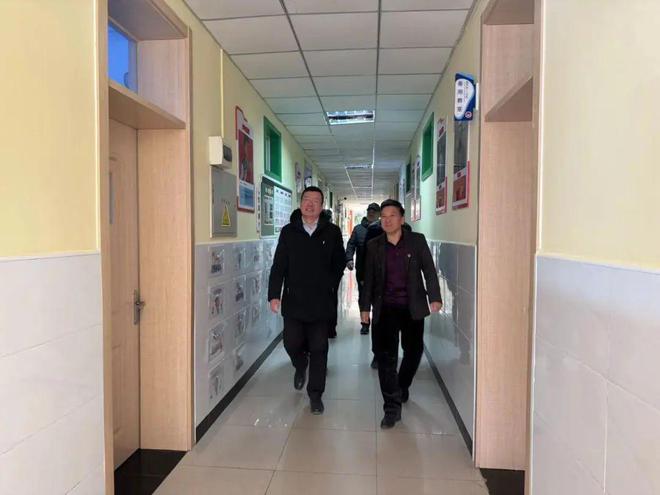 “趴着睡”变“躺着睡”阳坊镇为学生购置“午休神器”(图1)