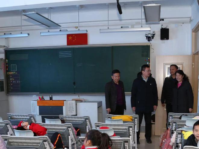 “趴着睡”变“躺着睡”阳坊镇为学生购置“午休神器”(图2)