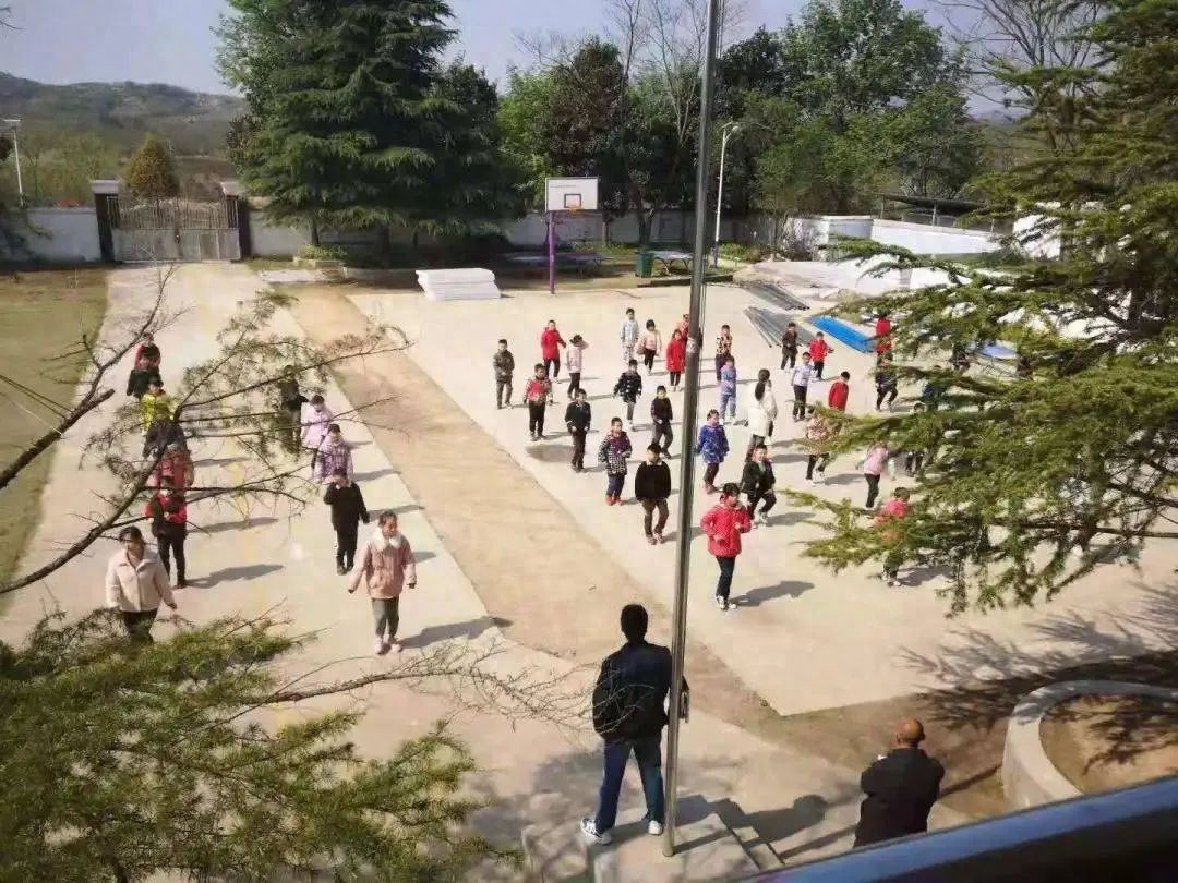 陈虹 学生流失师资出走乡村学校该何去何从？(图1)