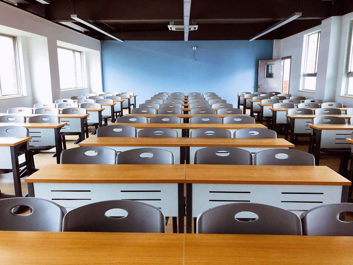 河南大学附属中学金明校区采购课桌椅项目(图1)