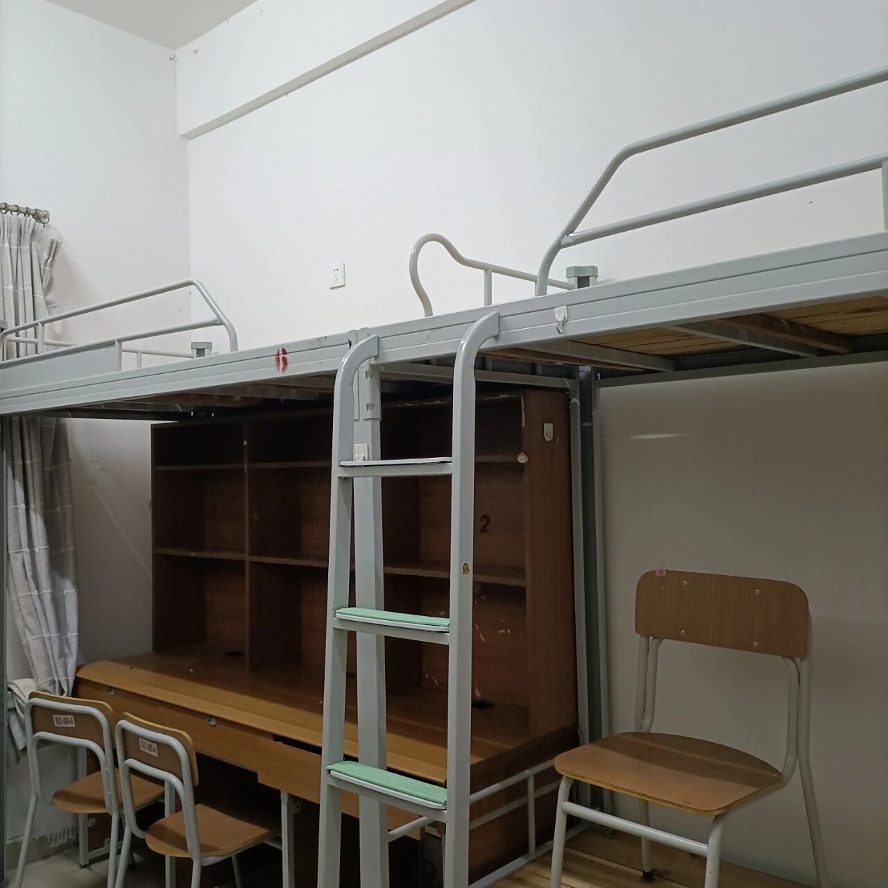 坚决支持国家提出的改善高校学生宿舍条件这一伟大而正确的决议！(图1)