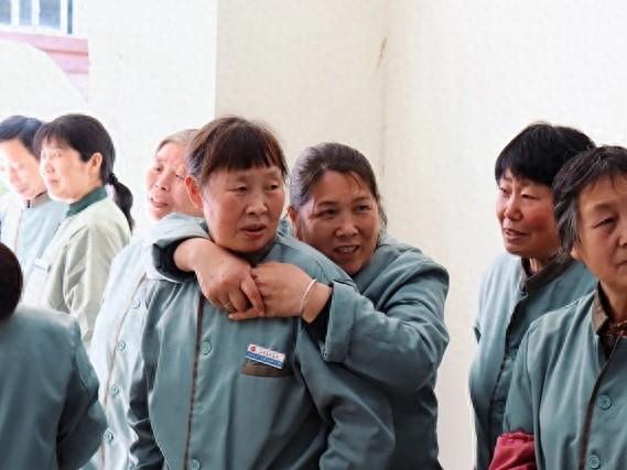 “保洁员休息室不该是厕所最后一格”上热搜这所高校里保洁员爱心休息小屋将温暖变成现实(图1)