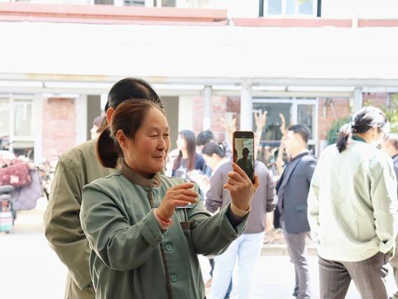 “保洁员休息室不该是厕所最后一格”上热搜这所高校里保洁员爱心休息小屋将温暖变成现实(图3)