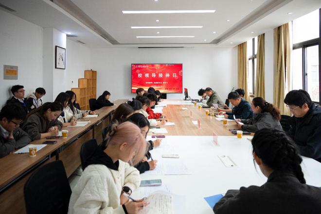 郑州财经学院党委副书记董学力与学生代表面对面交流(图1)