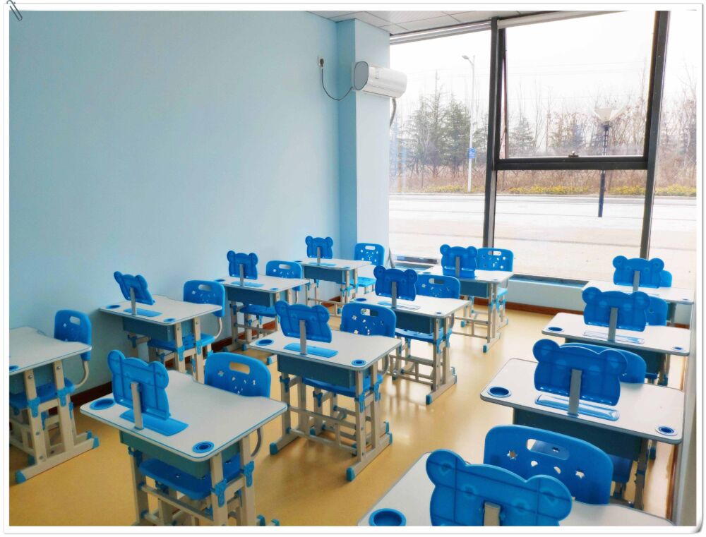 200套课桌椅+善款！新学期顺德这所学校收到爱心礼物(图1)