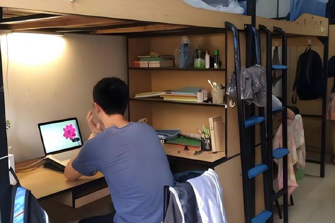 211男生火烧“胶妻”意外走红现场照片曝光母校：黑红也是红(图1)