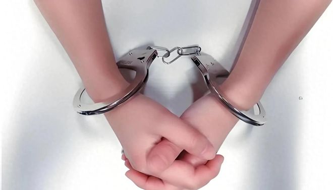 悲哀！好一个白眼狼！送你出国留学还要祸害回自己父母？(图1)