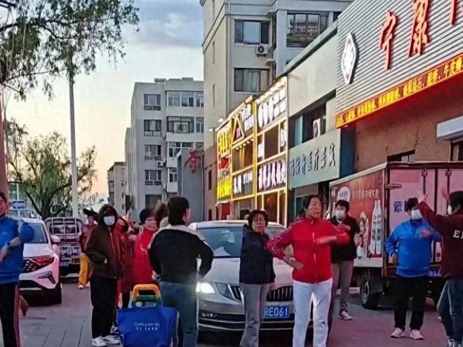一群大妈当街跳舞挡路成功逼退路过女司机自称是特批的地方(图1)
