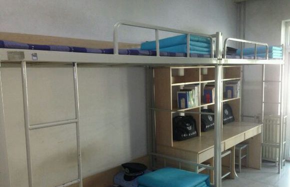 家居美学：独居女人91㎡的百年公寓一屋子旧物和收藏(图1)