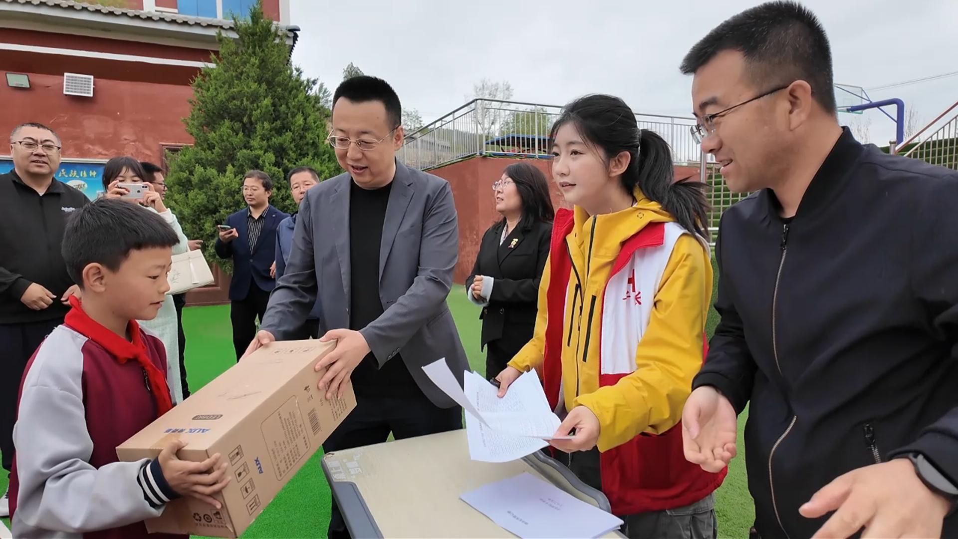 子长市：爱心桌椅护眼灯捐赠 传递温暖共筑学子未来(图1)