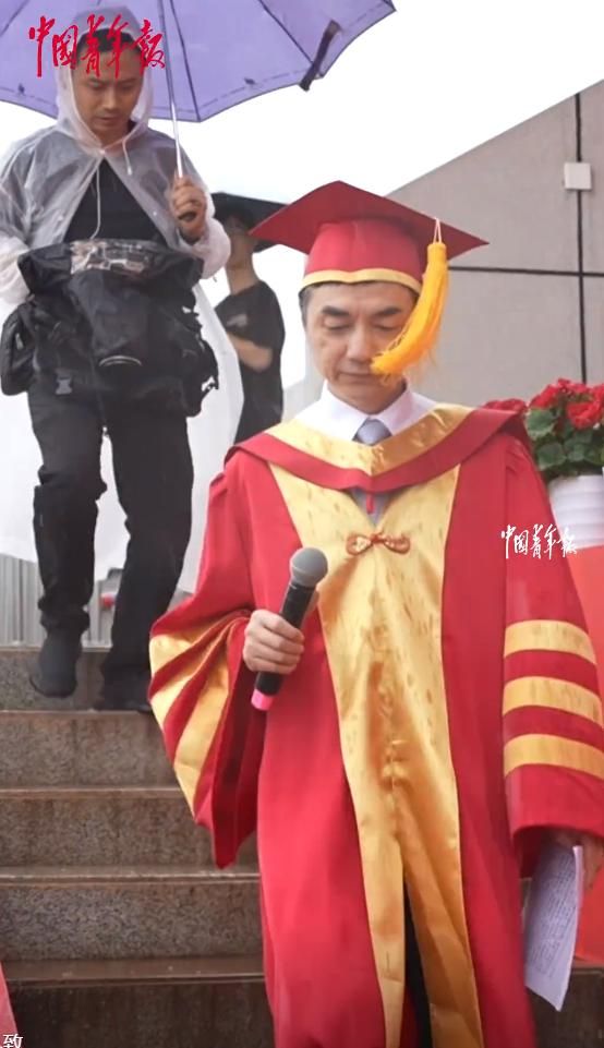 毕业典礼校长淋雨后续！众多毕业生被牵连校方回应还原真相(图4)