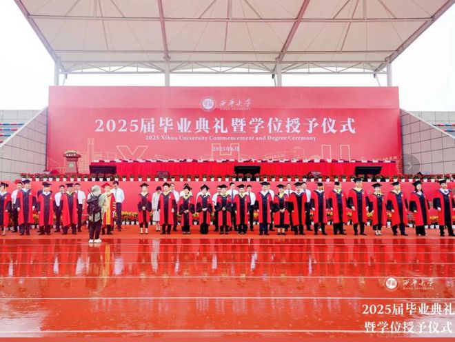 毕业典礼校长淋雨后续！众多毕业生被牵连校方回应还原真相(图7)