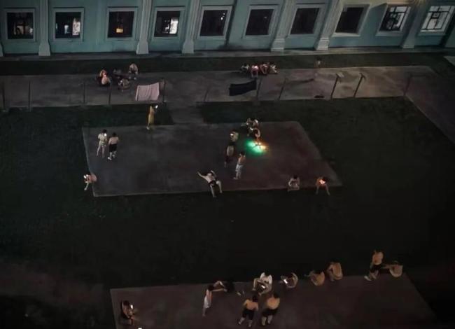 哈尔滨高温大学生楼道乘凉睡觉 宿舍太热学生出奇招(图2)