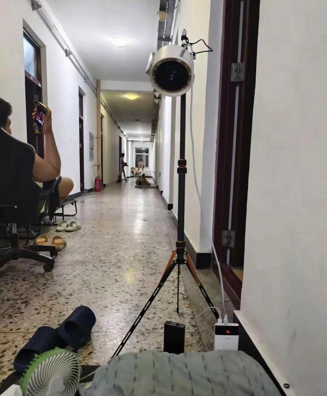 哈尔滨高温大学生楼道乘凉睡觉 宿舍太热学生出奇招(图3)