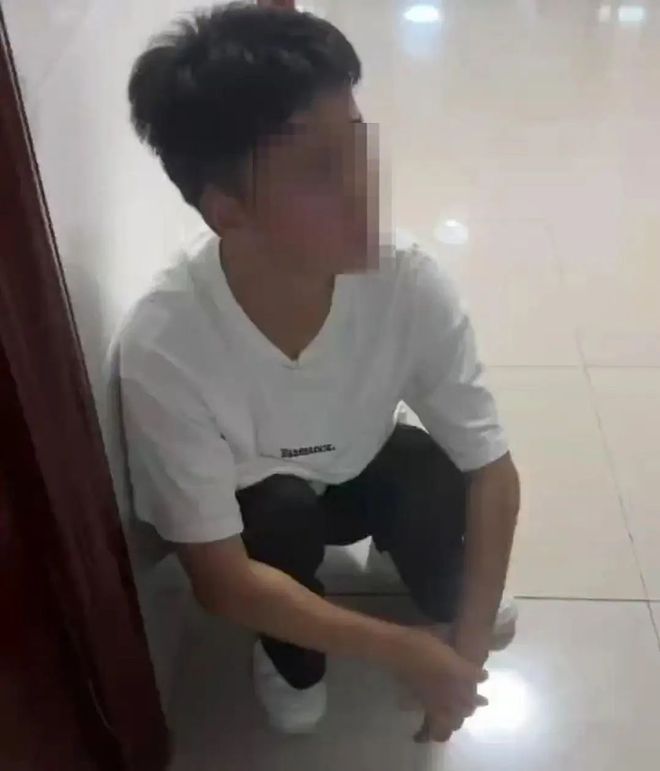 炸裂！高校男生撬锁潜入女寝疑似拿内衣自慰手机照片不堪入目(图2)