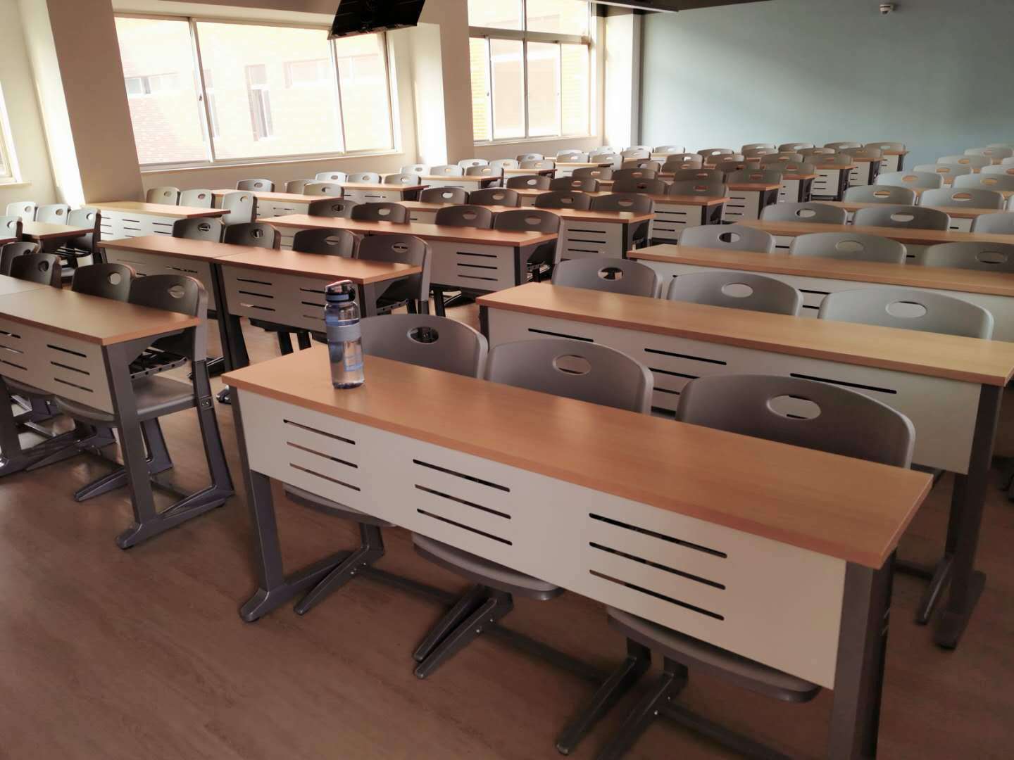 美国大学发生暴乱！抗议者火烧校园占领教学楼！30名学生被抓！(图1)