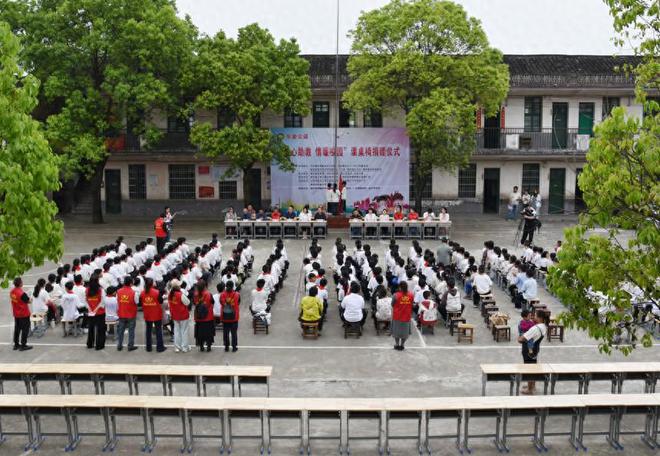 隆回：获东金公益捐赠课桌椅1000套(图1)