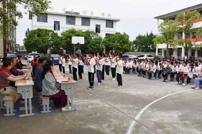 隆回：获东金公益捐赠课桌椅1000套(图6)