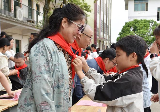 隆回：获东金公益捐赠课桌椅1000套(图2)