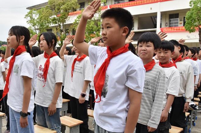 隆回：获东金公益捐赠课桌椅1000套(图3)