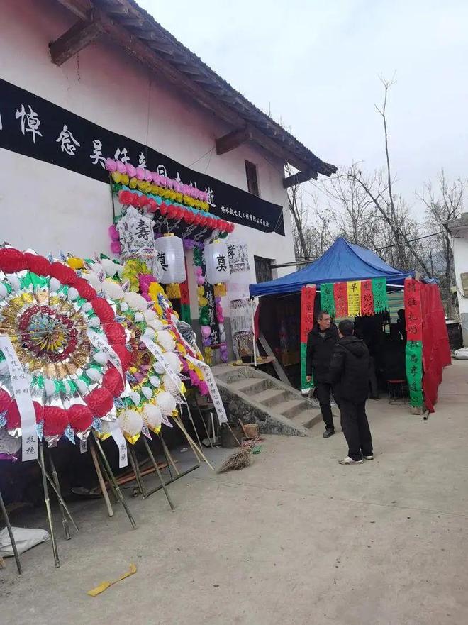 遗像放在什么地方最吉利？挂在客厅好不好？很多人都做错了！(图1)