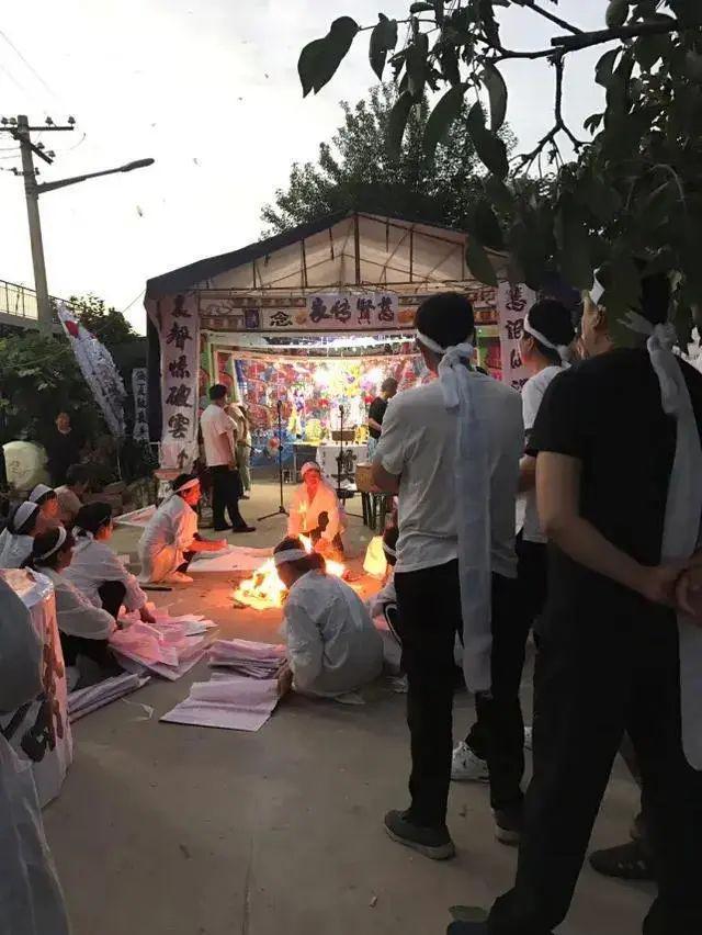 遗像放在什么地方最吉利？挂在客厅好不好？很多人都做错了！(图3)