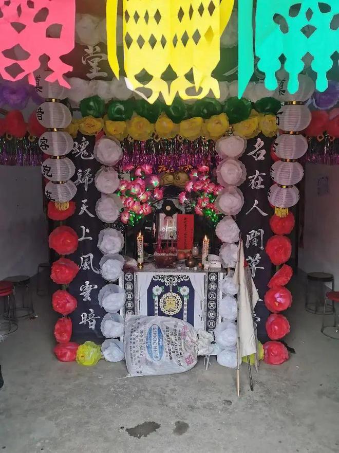 遗像放在什么地方最吉利？挂在客厅好不好？很多人都做错了！(图2)