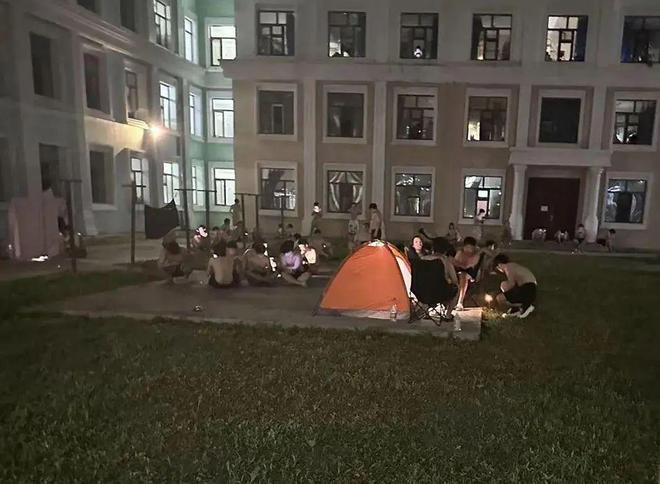 小学教室大学生宿舍与有钱人小区的垃圾站！(图3)