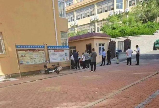 小学教室大学生宿舍与有钱人小区的垃圾站！(图4)