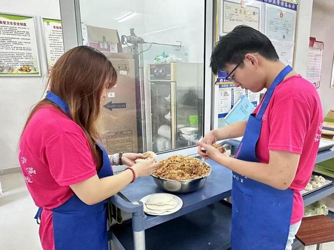 山东理工大学“鲁约笃行”实践团走进花留庄小区幸福食堂开展敬老助餐志愿服务活动(图2)