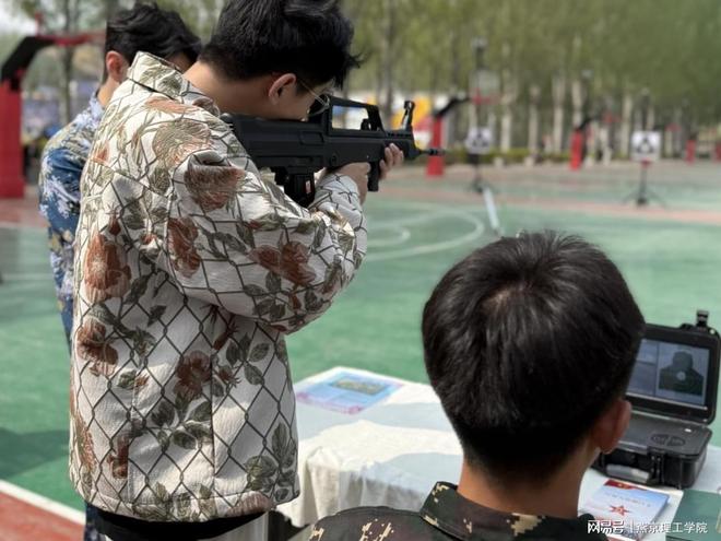 燕京理工学院退役士兵在国际海棠文化艺术节(图2)