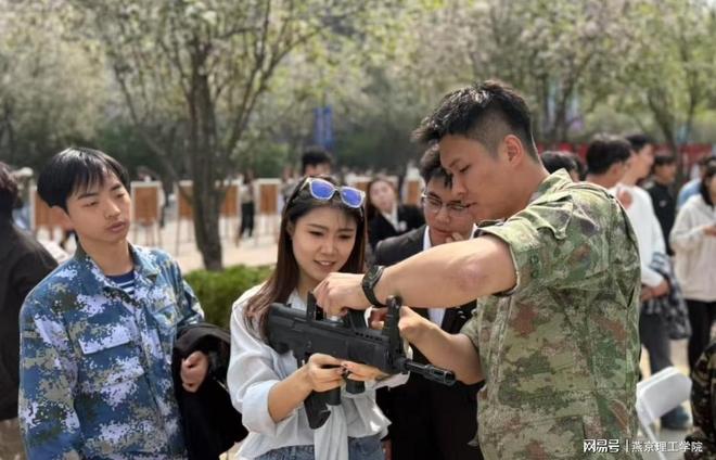 燕京理工学院退役士兵在国际海棠文化艺术节(图1)