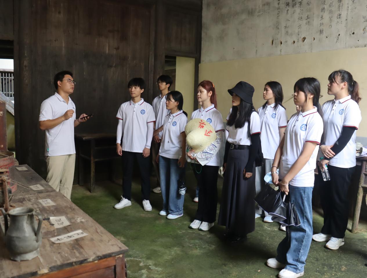 青春红土淬炼精神火种——赣南师范大学“蒲公英”志愿服务队的红色传承之旅(图3)