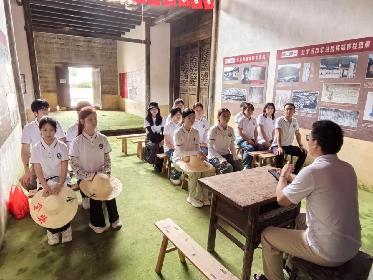 青春红土淬炼精神火种——赣南师范大学“蒲公英”志愿服务队的红色传承之旅(图4)