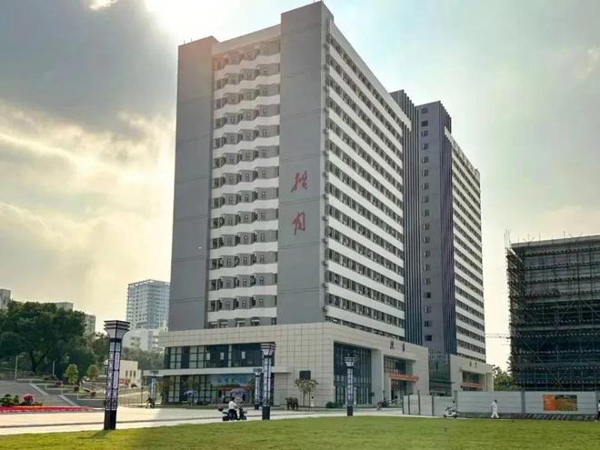热议 “高校宿舍楼变酒店”与招生宣传不符？考虑过学生吗？(图1)
