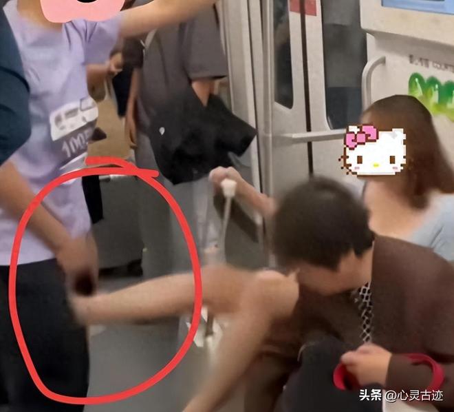 上海踢裆女被抓仍嚣张在派出所翘腿耍横照片曝光评论一边倒(图2)