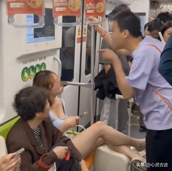 上海踢裆女被抓仍嚣张在派出所翘腿耍横照片曝光评论一边倒(图6)