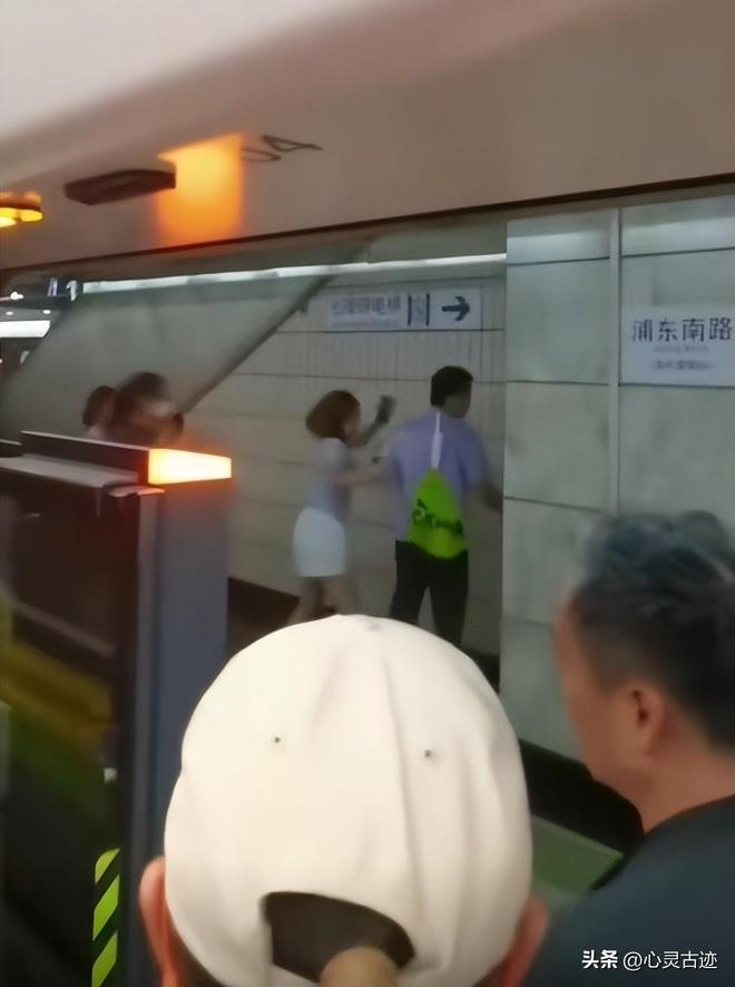 上海踢裆女被抓仍嚣张在派出所翘腿耍横照片曝光评论一边倒(图9)