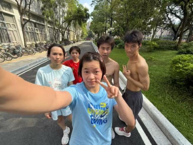 全红婵拍变装视频打扮时尚脸型小巧住集体宿舍被赞低调实在(图6)