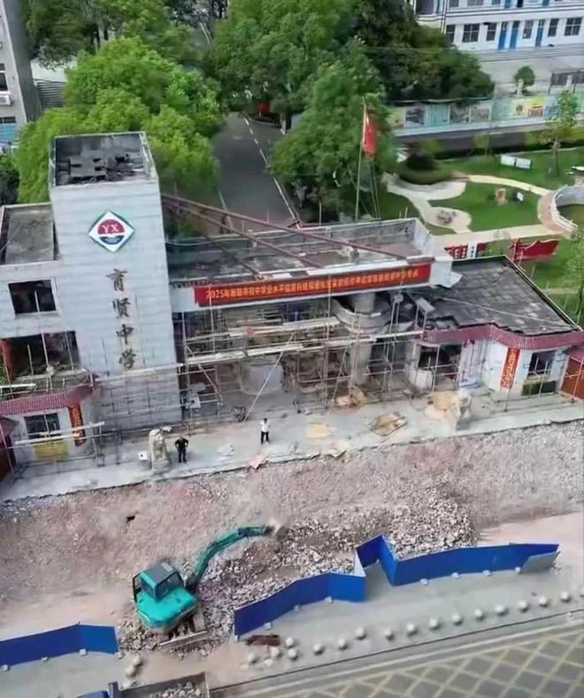 一地刚摘帽贫困县花百万修校门却对破烂的学生宿舍视而不见(图4)