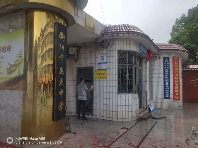 一地刚摘帽贫困县花百万修校门却对破烂的学生宿舍视而不见(图3)